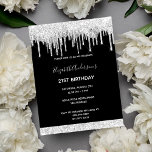 Invitación a goteo de purpurina de plata negra de<br><div class="desc">Una invitación moderna, elegante y glamurosa para una joven fiesta de 21 años. Un fondo negro de moda con elegantes goteos en purpurina de color plateado falso, pinturas de goteo. Personalice y agregue un nombre y detalles del fiesta. El nombre está escrito con un guión de estilo moderno con letras...</div>