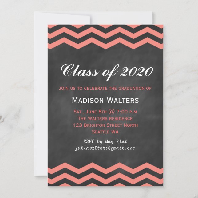 Invitación a graduación de Coral & Chalkboard (Anverso)