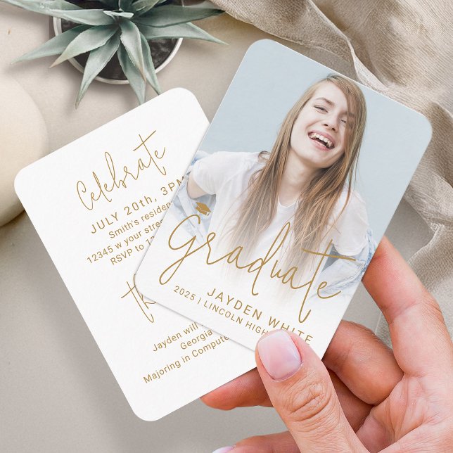 Invitación a graduación de foto con guión moderno  (Mini Gold Modern Script Photo Graduation Invite)