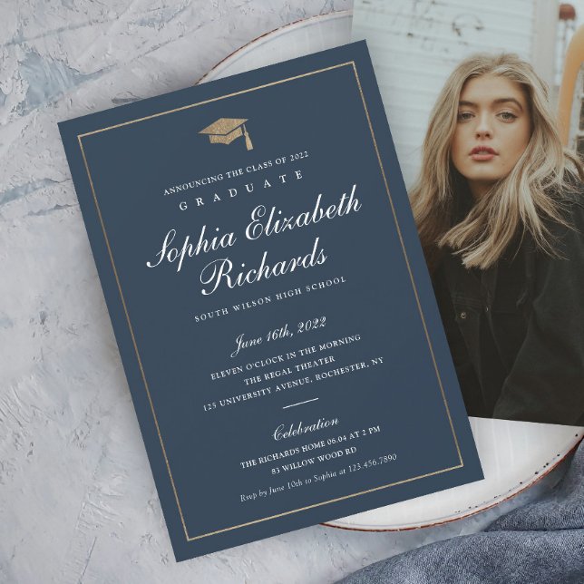 Invitación a graduación de foto de oro con guión c (Elegant calligraphy navy blue and gold photo graduation invitation.)