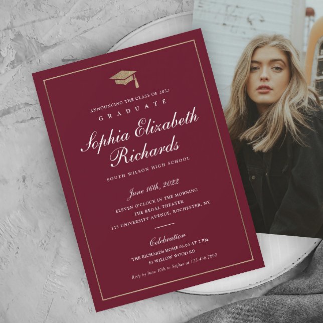 Invitación a graduación de foto de oro con guión c (Elegant calligraphy maroon and gold photo graduation invitation.)