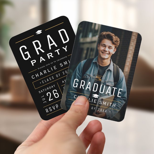 Invitación a graduación de foto de tipografía negr (Mini Black Typography Photo Graduation Invite)
