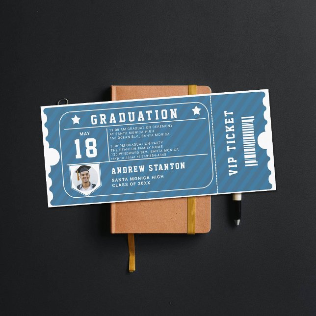 Invitación a graduación de fotografías azules del  (graduation invitation high school senior boy sports themed blue white ticket)
