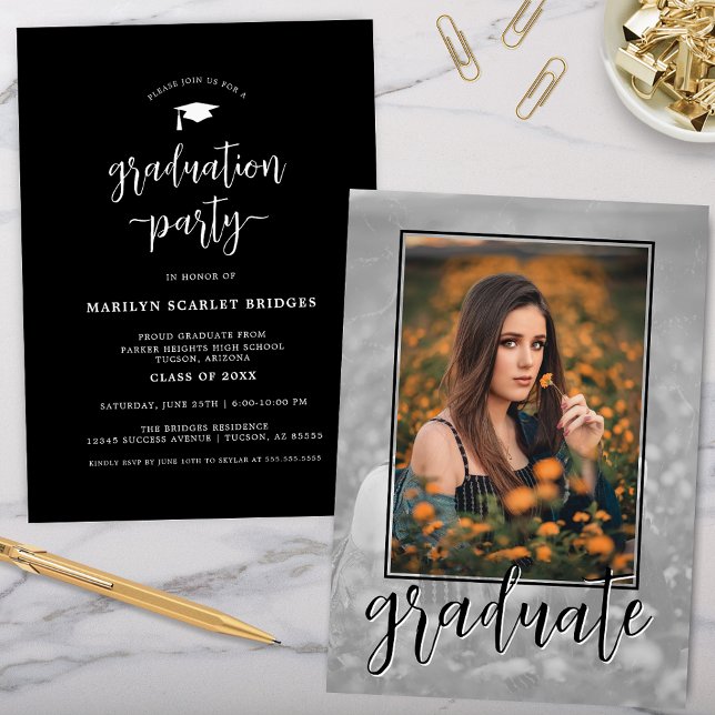 Invitación a graduación de guión de foto única en  (Black modern simple graduation party invitation with single photo used twice for unique grad party)