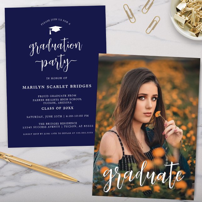 Invitación a graduación de guión moderno simple az (dark blue simple script modern graduation invitation for grad party at high school or college level)