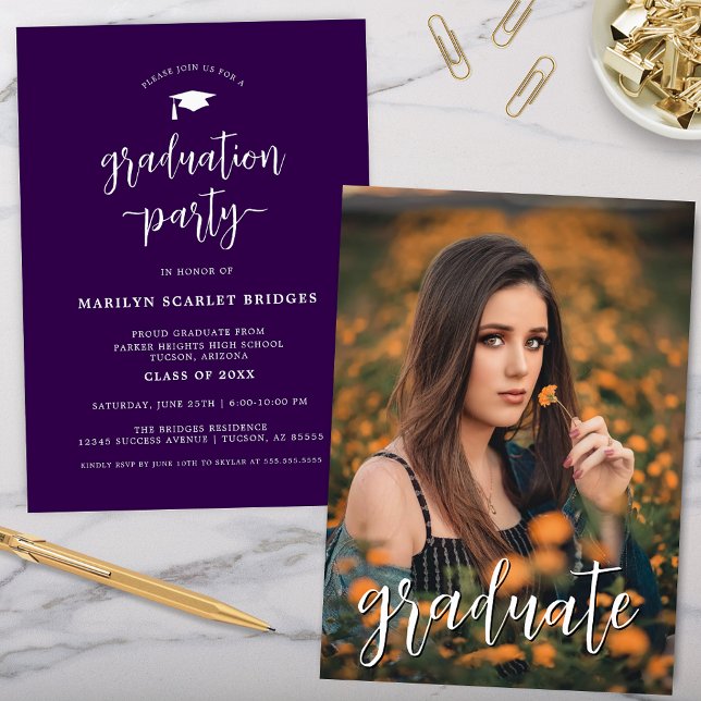 Invitación a graduación de guión moderno simple pú (purple graduation party invitation with simple modern typography and photo of graduate on the back)