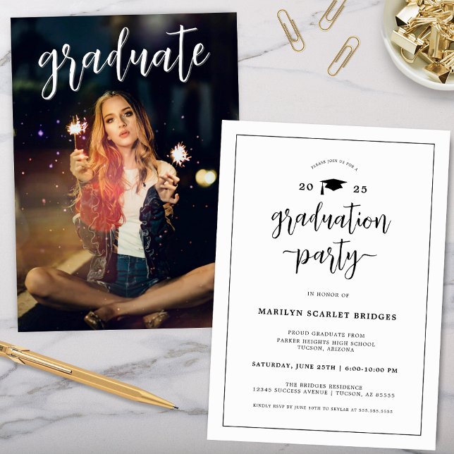 Invitación a graduación de Moda moderna (simple modern chic graduation party invitation with full grad party picture on the back for college)