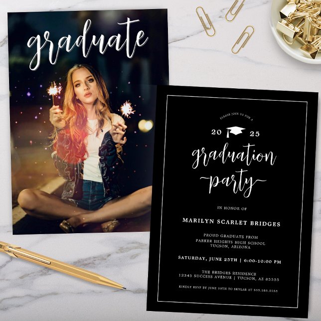 Invitación a graduación de Moda moderna en blanco  (modern elegant black and white graduation party invitation for college grad party celebrations)