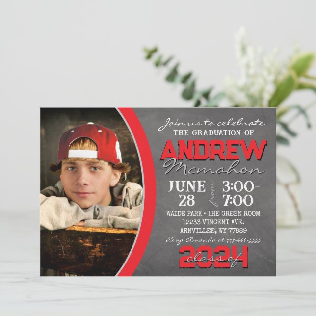 Invitación a graduación de pizarra roja y gris (Anverso de pie)
