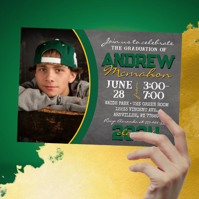 Invitación a graduación de pizarra verde y dorada (Green and Gold 1 Photo Chalkboard Graduation Invitations)