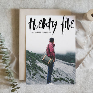 Invitación a graduación de tipografía de pincel ne