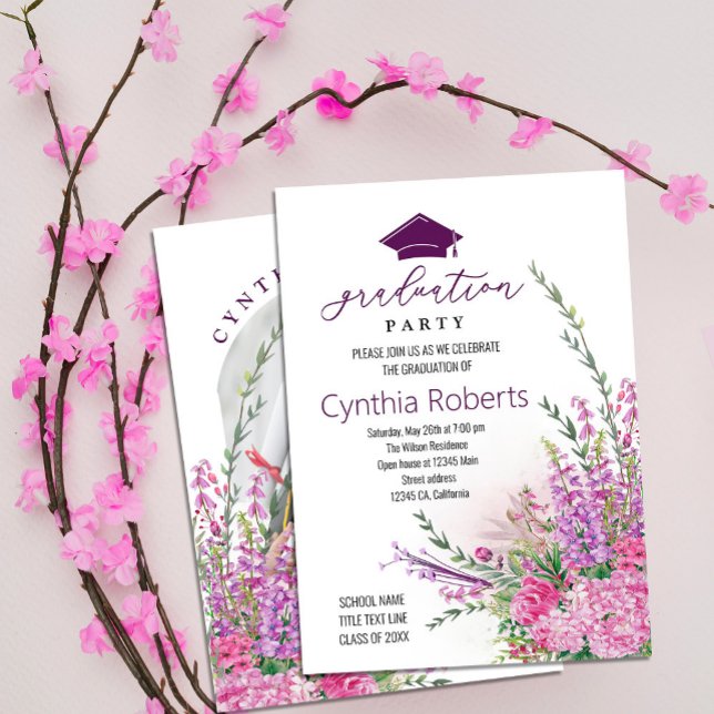 Invitación a graduación de verano para flores silv (Modern Wildflowers Summer Graduation Invitation features watercolor flowers in shades of pink purple)