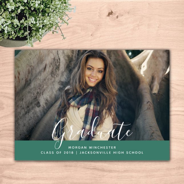 Invitación a graduación simple y elegante | Verde (Green Simple Elegant Graduation Announcement)