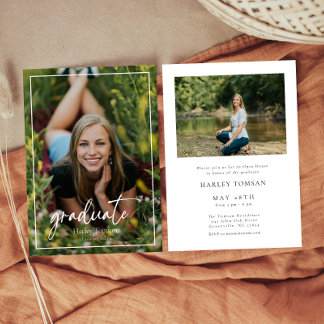 Invitación a graduación vertical de foto de script
