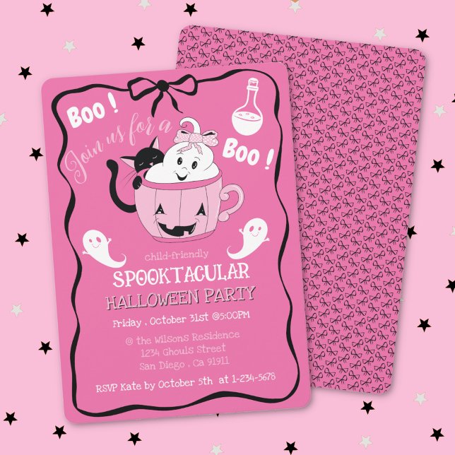Invitación a Halloween de niños pequeños con negro (Cute pink kid-friendly Halloween party invitation with a doodle black bow .)