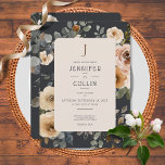 Invitación a la boda azul de los Rosas del Boho bl<br><div class="desc">Este diseño presenta rosas de color blanco vainilla suave con color marrón, verde azulado y óxido sobre un fondo azul polvoriento oscuro. Un monograma completa el aspecto sencillo pero elegante de esta invitación. Esta tarjeta es parte de la Suite de tarjetas de Boda de Vainilla White Boho Rosas Sage creada...</div>