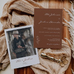 Invitación a la boda bohemia minimalista de Terrac<br><div class="desc">Invitación a la boda bohemia minimalista Terracota Simple,  moderna y minimalista en estilo,  invitación a la boda de color terracota con motivos fológicos extraídos removibles. La parte trasera de la invitación muestra una fotografía de la pareja.</div>