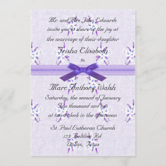 Invitación a la boda con flores púrpura