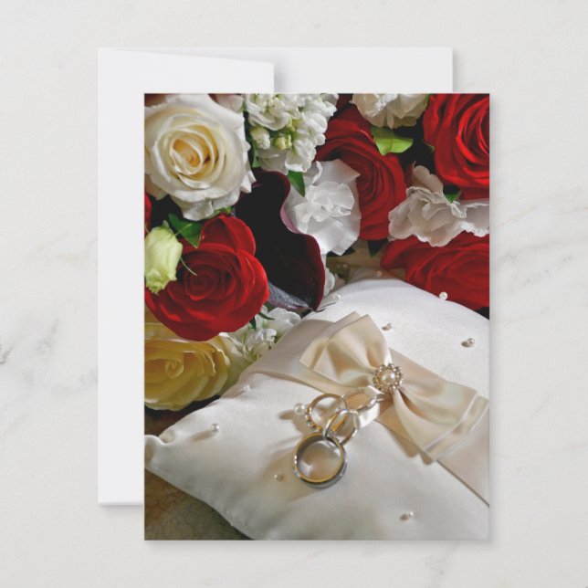 Invitación a la boda con rosas y anillos delante (Anverso)