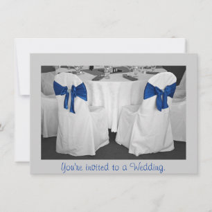 Invitación a la boda con una mesa y sillas impresa