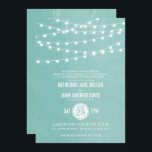 Invitación a la boda de Aqua String Lights<br><div class="desc">Moda diseño moderno de invitación a bodas de verano con elegantes y sencillas lámparas de cuerda que cuelgan por encima y una elegante mezcla de fuentes de escritura modernas y caligráficas sobre un fondo de textura falso color de agua. Un diseño sencillo y elegante, perfecto para el verano. Haga clic...</div>