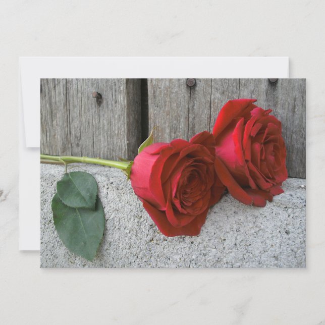Invitación a la boda de dos rosas rojas y madera b (Anverso)