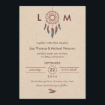 Invitación a la boda de Dream Catcher<br><div class="desc">Esta invitación moderna es ideal para celebrar a un boda con un tema nativo americano. Cuenta con un captador de ensueño en la parte superior, un fondo suave de textura y un par de plumas en la parte inferior. El diseño es elegante, llamativo y limpio, con un toque natural. Añade...</div>