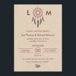 Invitación a la boda de Dream Catcher<br><div class="desc">Esta invitación moderna es ideal para celebrar a un boda con un tema nativo americano. Cuenta con un captador de ensueño en la parte superior, un fondo suave de textura y un par de plumas en la parte inferior. El diseño es elegante, llamativo y limpio, con un toque natural. Añade...</div>