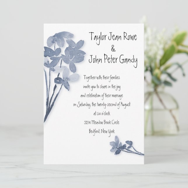 Invitación a la boda de flor azul suave (Anverso de pie)