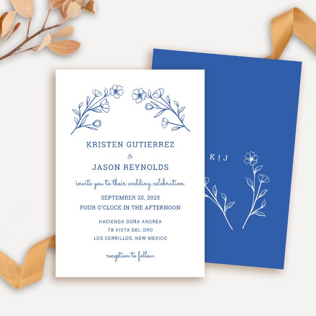 Invitación a la boda de Flora Silvestre Azul de Co (Wildflower Wedding Invitation in Cobalt Blue)
