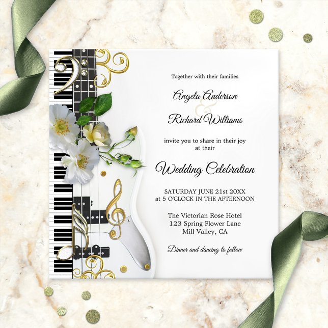 Invitación a la boda de guitarra con música de pia (Music themed wedding invitation showing fresh roses and golden musical notes on a guitar + keyboard)