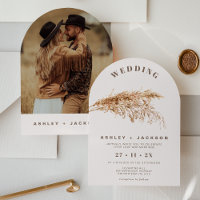 Invitación a la boda de hierba de pampas con arcos