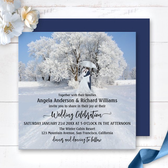 Invitación a la boda de Invierno de Invierno Paint (Romantic wedding invitation with a painting of a couple with an umbrella in a snow covered landscape)