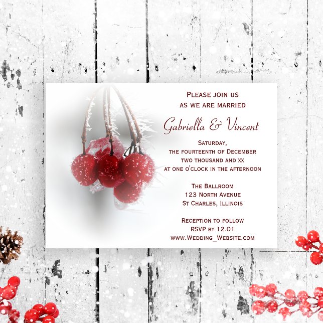 Invitación a la boda de invierno de los Berries Ro (Set a wintery tone for your marriage with the festive Icy Red Berries Winter Wedding Invitation.)