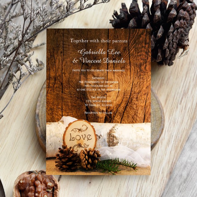 Invitación a la boda de la madera de pino y el árb (Set a woodsy tone for your natural marriage with the Rustic Birch Tree Barn Wood Wedding Invitation.)