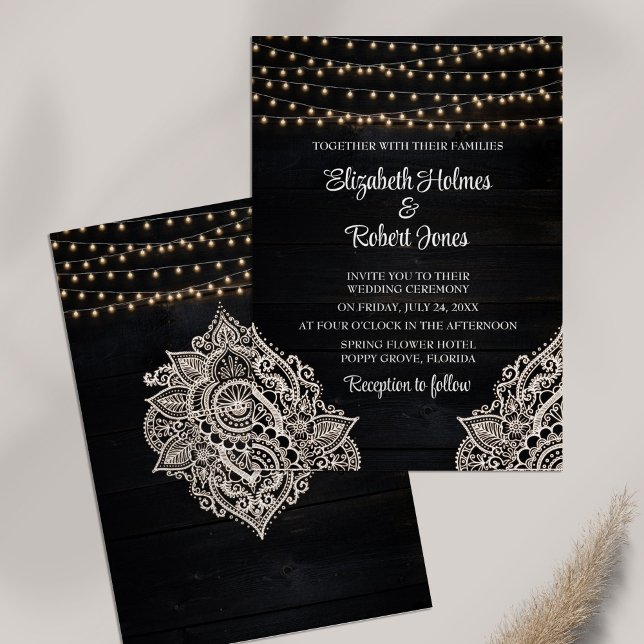 Invitación a la boda de madera de raza negra (Black Rustic Wooden Wedding Invitation on white table.)