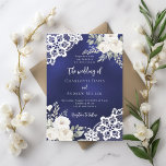 Invitación a la boda de naves con rosas blancas az<br><div class="desc">Para un boda elegante y romántico. Un fondo azul marino,  de colores desiguales,  decorado con flores blancas,  rosas y encaje blanco. Personalice y agregue sus nombres y detalles.</div>