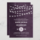 Invitación a la boda de Plum String Lights<br><div class="desc">Moda diseño moderno de invitación a bodas de verano con elegantes y sencillas lámparas de cuerda que cuelgan por encima y una elegante mezcla de fuentes de escritura modernas y caligráficas sobre un fondo de textura falso color de agua. Un diseño sencillo y elegante, perfecto para el verano. Haga clic...</div>