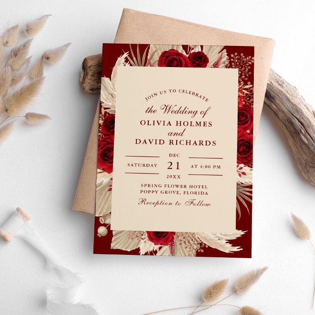 Invitación a la boda de Rosas tropicales de Borgoñ (Burgundy Tropical Roses Wedding Invitation on a table surrounded with pampas grass.)