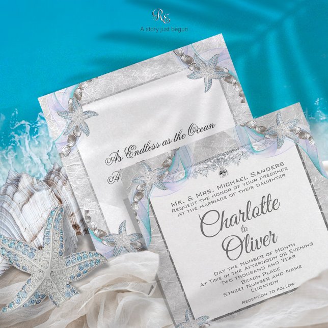 Invitación a la boda de Starfish Beach (Invitation front and back with a conch shell on a veil by the water’s edge.)