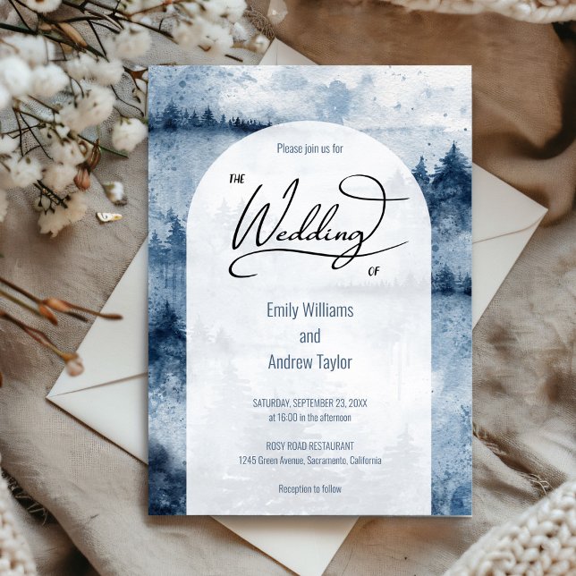 Invitación a la boda de un bosque húmedo (“Elegant navy blue watercolor wedding invite with foggy forest design for rustic or woodland wedding)