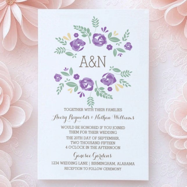 Invitación a la boda de un monograma floral en un  (Purple Country Floral Monogram Wedding Invite)