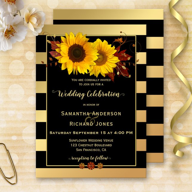 Invitación a la boda del girasol a rayas de oro (Wedding invitation featuring sunflowers, autumn leaves and rose gold floral swirls on gold stripes)