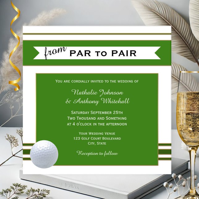 Invitación a la boda del tema del golf simple y el (Wedding invitation with a golf theme in green and white with a ball.)
