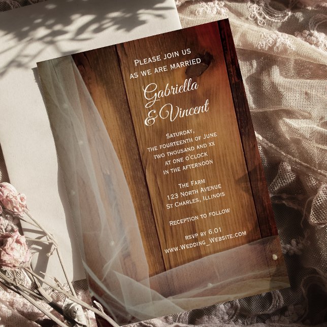 Invitación a la boda en un campo de madera para el (Invite guests to your rustic marriage ceremony with the Bridal Veil & Barn Wood Wedding Invitation.)