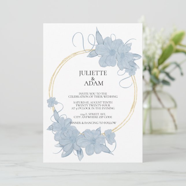 Invitación a la boda floral azul claro y dorada (Anverso de pie)