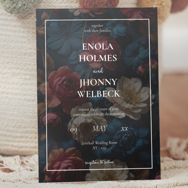 Invitación a la boda floral azul oscuro y amorosa (Dark and Moody Blue Floral Wedding Invitation)
