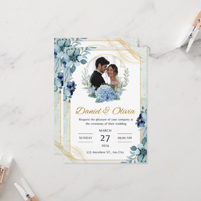 Invitación a la boda floral azul y blanca (Anverso/Reverso In Situ)