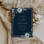 Invitación a la boda floral de oro y de la marina<br><div class="desc">bonitas flores azules con marco dorado y texto elegante. Los colores y el texto se pueden personalizar.</div>