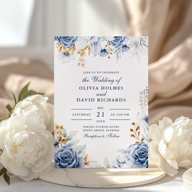 Invitación a la boda floral moderna en azul y oro (Modern Blue and Gold Floral Wedding Invitation on a boho table with white peonies)